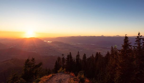 Fraser Valley, River and Canadian Mountain Landscape during sunset. Taken from Elk Mountain, Chilliwack, East of Vancouver, BC, Canada. Nature Background - Foto, Imagen