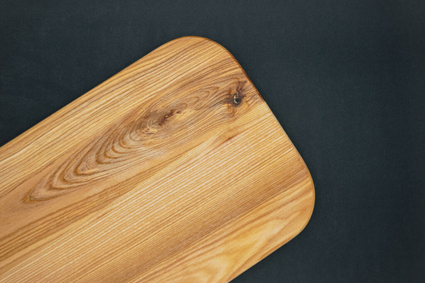 木製の背景。木製のまな板。木の板。黒い背景に隔絶された木製のまな板. - 写真・画像