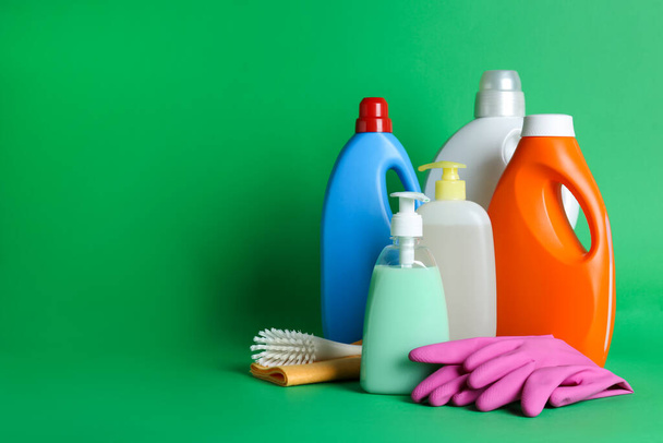 Different cleaning supplies and tools on green background, space for text - Foto, immagini