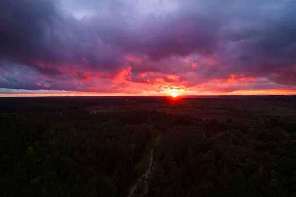červený západ slunce s černými mraky - Fotografie, Obrázek