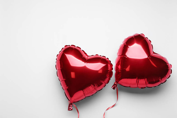 Piros szív alakú lufik fehér háttér, lapos feküdt helyet a szövegnek. Valentin-napi ünneplés - Fotó, kép