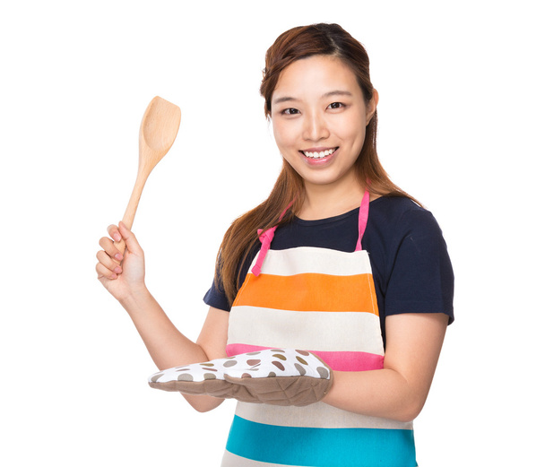 Asiático Housewife segurar com concha de madeira e luvas de forno
 - Foto, Imagem