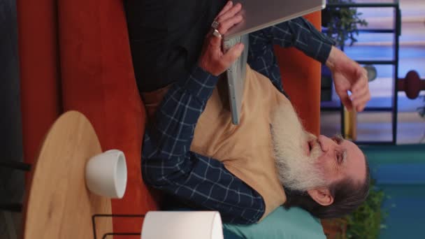 Сумний старший старий дід використовує ноутбук, який друкує перегляд, втрати стають здивованими результатами лотереї, погані новини, втрата статку, невдача. Літні пенсіонери вдома. Знімок вертикального перегляду
 - Кадри, відео