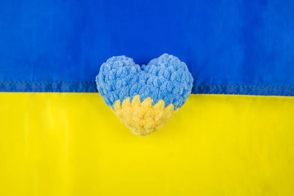 ウクライナの国旗に青黄色のハート。平和と愛の象徴。団結とケアの概念. - 写真・画像