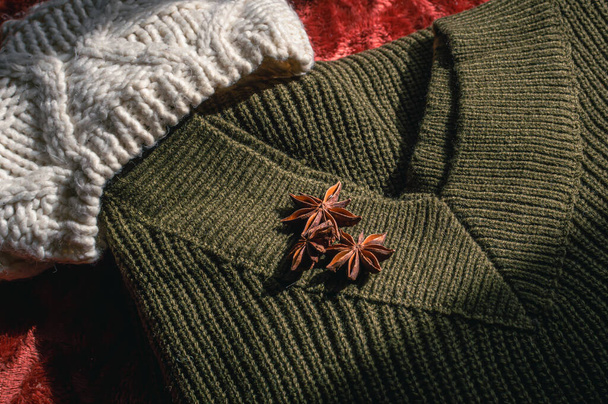 Изображение армейского зелёного шерстяного свитера и шерстяной шляпы на солнце - Фото, изображение