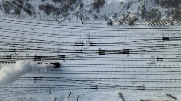 retro oude stoomlocomotief rit in de winter tijd luchtfoto kopieerruimte - Video