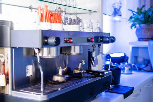 macchina da caffè che prepara caffè fresco e versa in tazze rosse al ristorante, al bar o al pub
. - Foto, immagini