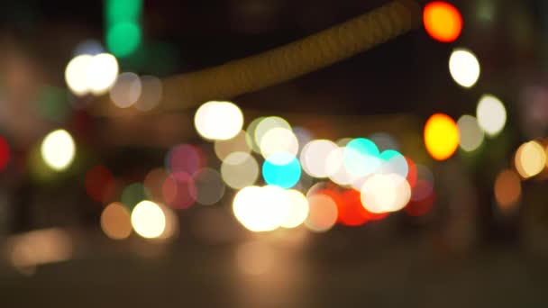 Placa de fundo borrada de tráfego da cidade à noite com faróis bokeh passando. Cenário de vídeo desfocado para composição de tela verde. 4k - Filmagem, Vídeo