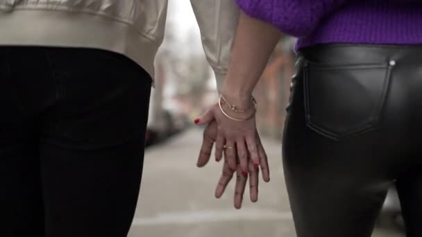 Διαφορετικό διαφυλετικό νεαρό ζευγάρι που ενώνει τα χέρια του έξω. Ένωση έννοιας πολυμορφία - Πλάνα, βίντεο
