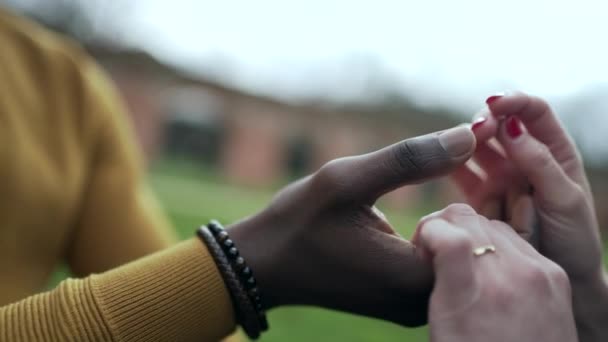 Interraciale handen samen strelen en affectie close-up - Video