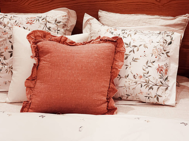 Vintage countryside style bedding with floral pattern on wooden bed in bedroom, interior design detail - Zdjęcie, obraz