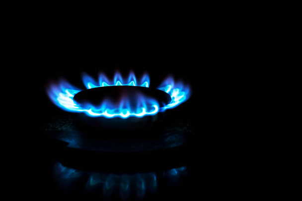 Karanlıkta küçük bir gaz ocağı. Gaz ekonomisi ve ekolojisi. küresel gaz krizi - Fotoğraf, Görsel