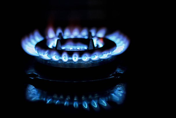 暗闇でガスバーナーをオンにしました。ガスの経済と生態学。世界的なガス危機 - 写真・画像