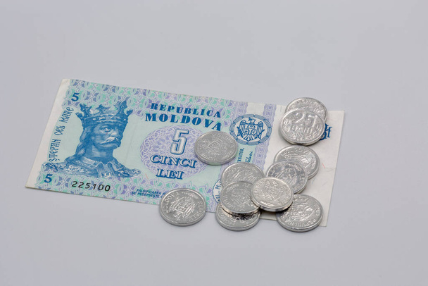Nahaufnahme auf weißen Münzen und Papiergeld von Moldawien mit Porträt von Stefan dem Großen, dem Prinzen von Moldawien Makro - Foto, Bild
