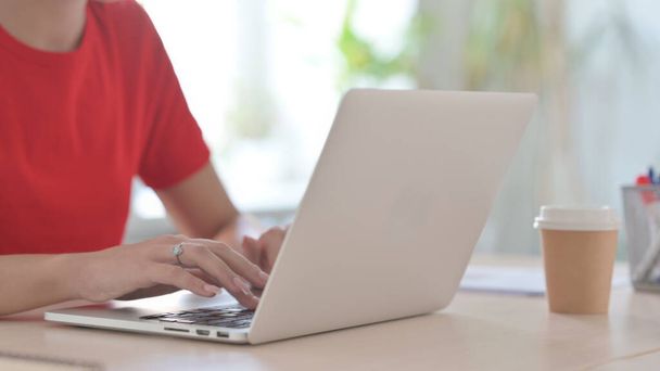 Zbliżenie na młodą kobietę, pisania na laptopa - Zdjęcie, obraz