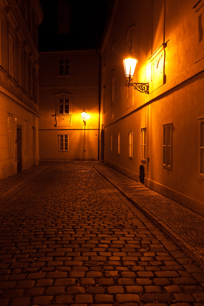 uma bela vista noturna da rua em Praga
 - Foto, Imagem