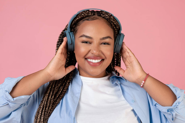 Happy Black Lady Wearing Wireless Headphones Listening To Music Online Smiling To Camera Posing In Studio On Pink Background. Favorite Song, Great Playlist Concept - Foto, Bild