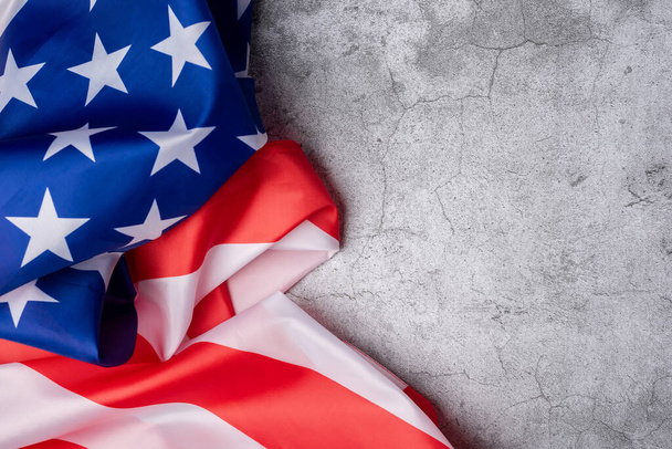 Hintergrund ist die Flagge der Vereinigten Staaten auf einem Betonsockel. Amerikanische Tapete für patriotische oder US-bezogene Botschaften - Foto, Bild