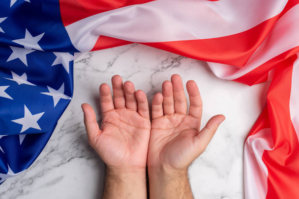 Amerika Birleşik Devletleri bayrağıyla çevrili iki eli açık arka plan bu ülkenin hoş karşılanmasını ve iyi karşılanmasını sembolize ediyor. Özgürlük ve Amerikan rüyası - Fotoğraf, Görsel