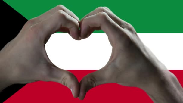 Hand Heart σημάδι και σημαία του Κουβέιτ.  - Πλάνα, βίντεο
