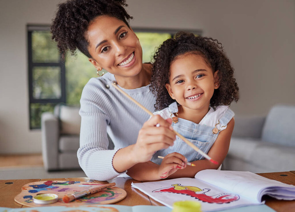 Πορτρέτο, μητέρα και κορίτσι ζωγραφική, μάθηση και ευτυχισμένη, ενώ σχέδιο σε ένα νηπιαγωγείο δημιουργικό έργο μαζί. Ανάπτυξη εκπαίδευσης με γυναίκα και παιδί με μπογιά, χαρτί και βιβλίο με ακουαρέλα. - Φωτογραφία, εικόνα