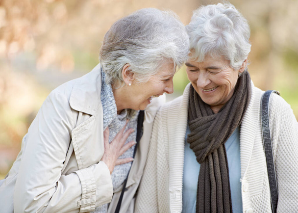 Nadal są najlepszymi przyjaciółmi. Przycięty widok dwóch starszych kobiet uśmiechających się i rozmawiających na świeżym powietrzu - Zdjęcie, obraz