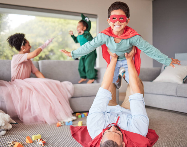 Счастливые родители и дети в костюмированных играх, общении и веселом времяпрепровождении в гостиной. Счастье, возбуждение и семья, наслаждающаяся фантазией нарядиться для развлечения на Хэллоуин с детьми дома - Фото, изображение