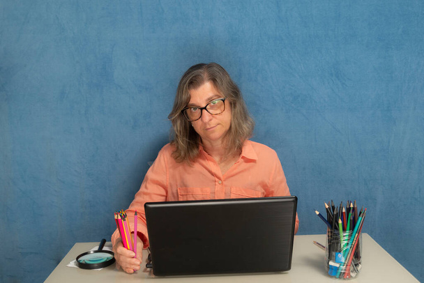 Femme pensant et concentré avec ordinateur portable travaillant à la maison ou au bureau. Concept d'entreprise, de personnel et de technologie. - Photo, image