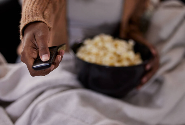 TV-aika. Korkea kulma laukaus tunnistamaton nainen syö popcornia katsellessaan televisiota kotona - Valokuva, kuva