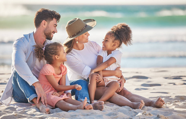 Rotujenvälinen perhe, rantaloma ja matkustaminen lasten ja vanhempien kanssa, jotka istuvat hiekassa nauttien kesälomasta Malediiveilla. Mies, nainen ja tyttö lapset hauskaa ja tunne onnellinen trooppisella matkalla. - Valokuva, kuva