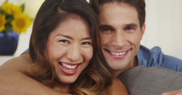 Feliz pareja de raza mixta sonriendo
 - Imágenes, Vídeo