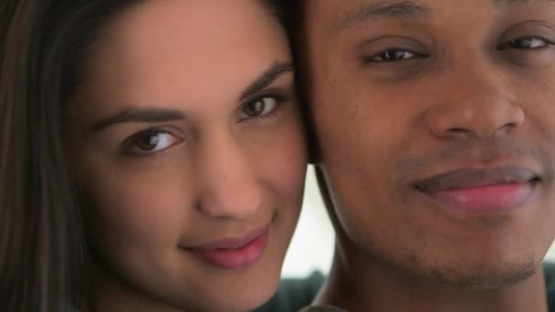 Feliz pareja afroamericana y caucásica sonriendo - Imágenes, Vídeo