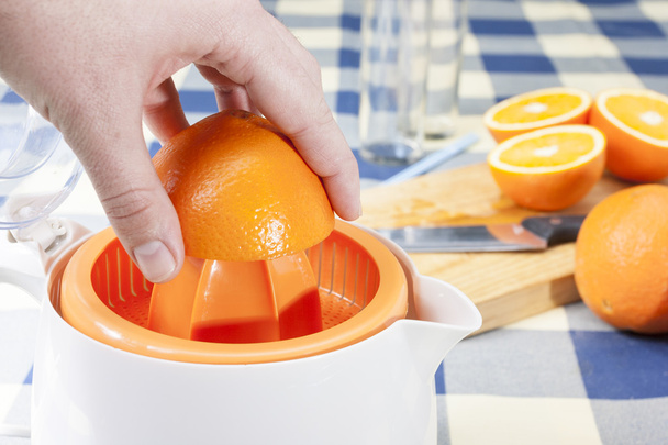 Appelsiinien puristaminen
 - Valokuva, kuva