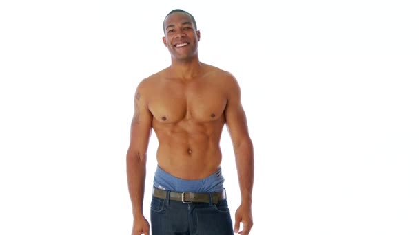 Uomo afro-americano senza maglietta, guardando la macchina fotografica - Filmati, video
