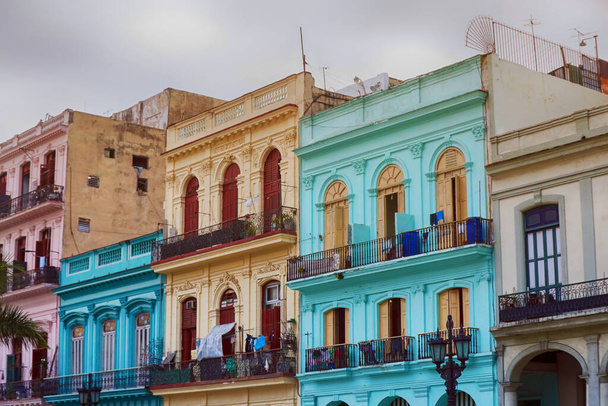 Régi élet színes házak, az út túloldalán lévő a központ Havanna, Kuba - Fotó, kép