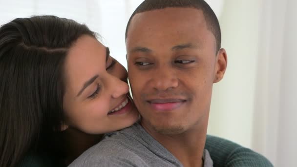 afro-américain et caucasien couple rire et sourire à l 'autre - Séquence, vidéo