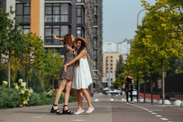 Incontro di due amici che si abbracciano per strada - Foto, immagini