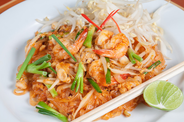 Ταϊλανδικά τρόφιμα στυλ, ανακατεύετε-τηγανισμένα, ρύζι χυλοπίτες (pad Ταϊλάνδης) - Φωτογραφία, εικόνα