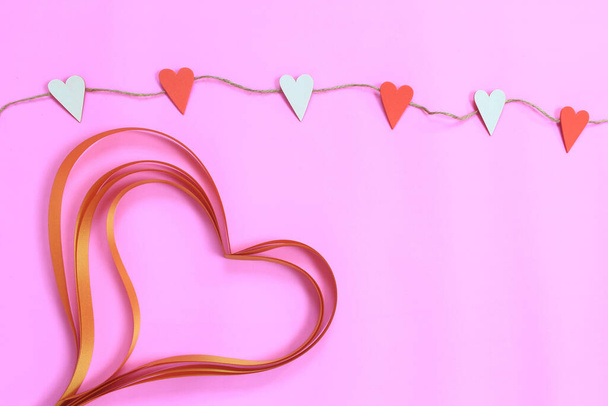 Rote und weiße Herzen hängen am Seil für und Schleifenherz für Valentinstag-Konzept - Foto, Bild