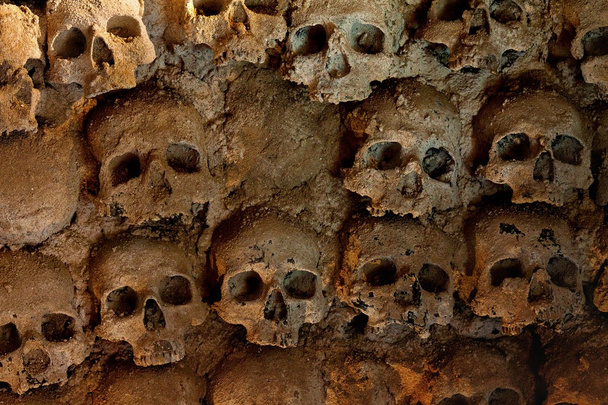 Wand voller Totenköpfe - Foto, Bild