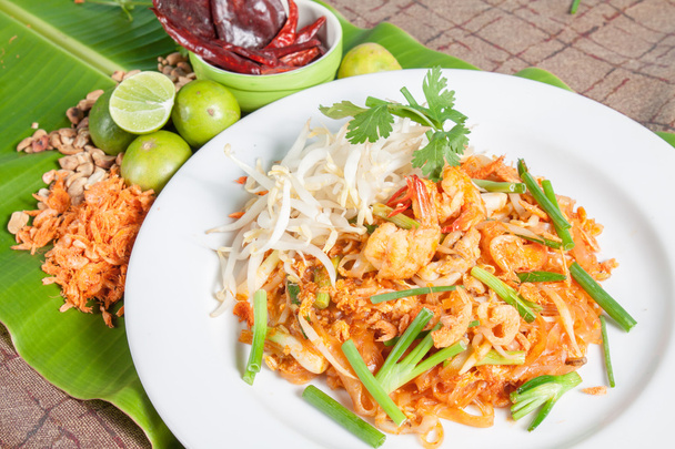 Тайские блюда, жареная рисовая лапша (Pad Thai)
) - Фото, изображение