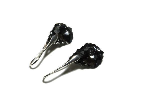 Сережки ручной работы с черными драгоценными камнями, изолированные
 - Фото, изображение