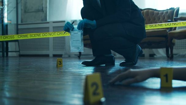 Detective Collecting Evidence in a Crime Scene. Forensic Specialists Making Expertise at Home of a Dead Person. The Concept of Homicide Investigation by Professional Police Officer. - Φωτογραφία, εικόνα