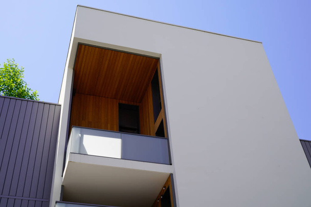 edifício cúbico moderno com janela varanda em arquitetura quadrada geométrica - Foto, Imagem