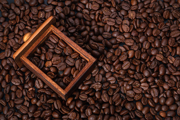 Ziarna kawy palonej, ziarna kawy czarnej na tle, kawa  - Zdjęcie, obraz