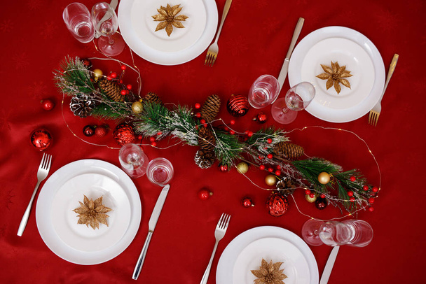 Bovenaanzicht van mooi versierde tafel op kerstdiner - Foto, afbeelding