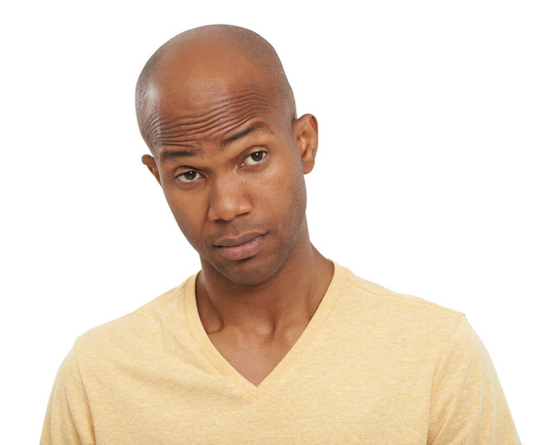 Du kannst mich nicht täuschen. Ein junger Afroamerikaner schaut mit hochgezogenen Augenbrauen aus der Aufnahme - Foto, Bild