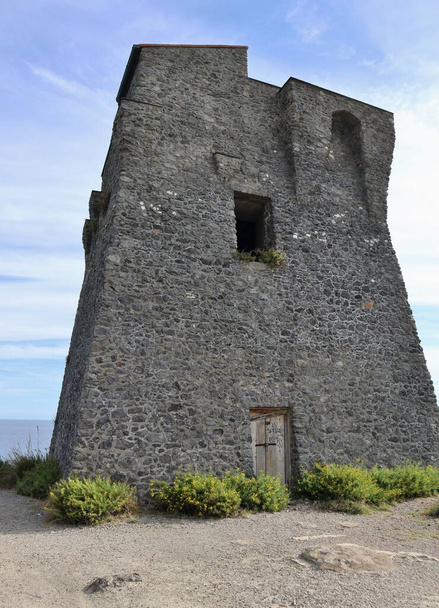 Camerota, Campania, İtalya - 19 Eylül 2022: 16. yüzyıl Torre Zancale 'si Baia Lentiscelle ve Baia Fortuna' nın promontuarına hükmediyor - Fotoğraf, Görsel