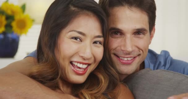 Porträt eines glücklichen gemischten Rassenpaares - Filmmaterial, Video