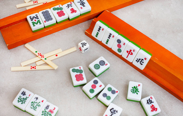 Klasyczne płytki gry planszowej mahjong i grać, starożytnych chińskich ulubionych - Zdjęcie, obraz